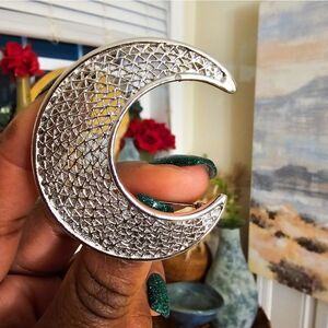 VTG 60'S Sarah Conventry Silvertone Crescent Filigree Moon Brooch.